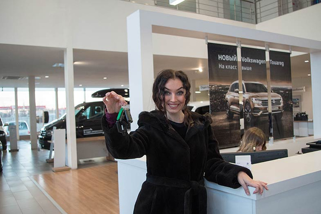 Блондинка, брюнетка и шатенка за рулем Volkswagen Tiguan