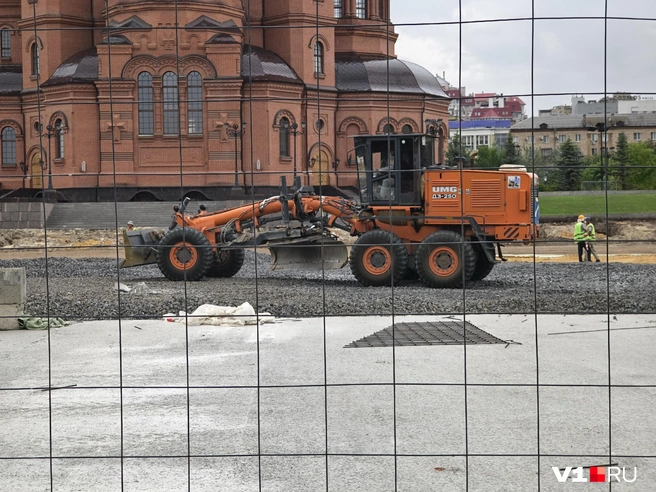 Работы на площади Павших Борцов должны были закончиться несколько дней назад | Источник: читатели V1.RU