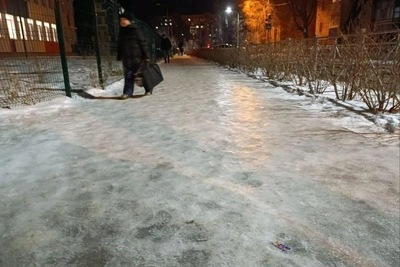 Многодетная мать получила перелом на скользком тротуаре у волгоградской школы