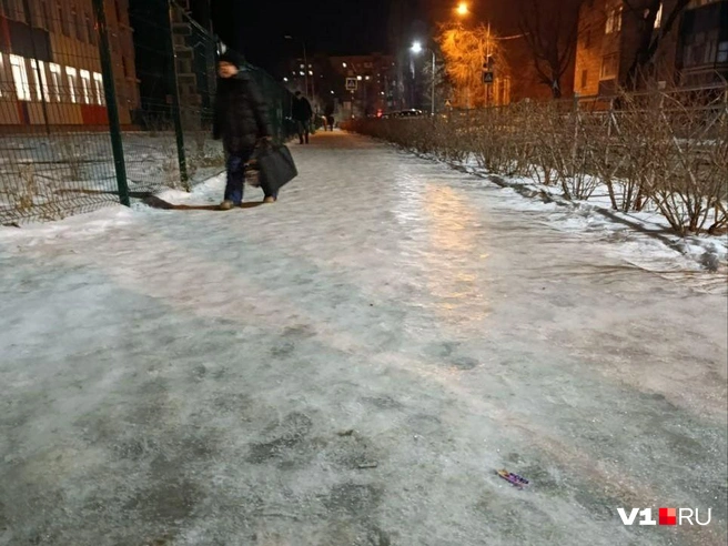 Падение произошло недалеко от ворот школы | Источник: читатели V1.RU