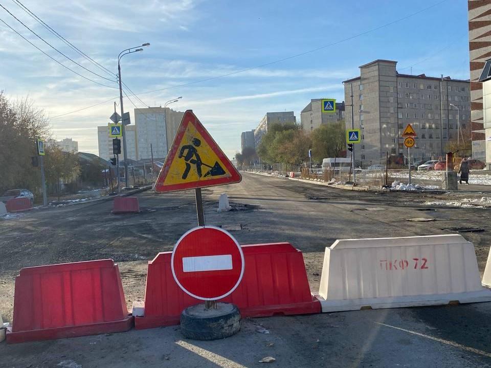 Улица Самарцева в Тюмени закрыта пять месяцев. Сроки работ снова перенесли