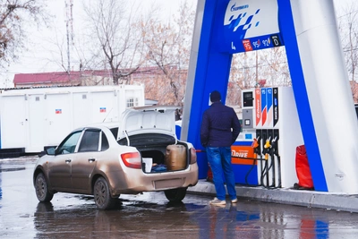 Омские заправки снизили цены на часть бензина