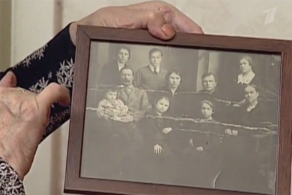 Вера Васильева показала сохранившуюся фотографию своей семьи. Будущая актриса сидит на руках у  папы (на фото слева)
