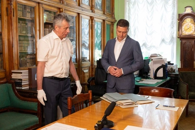Михаил Ведерников ознакомился с архивом древних актов