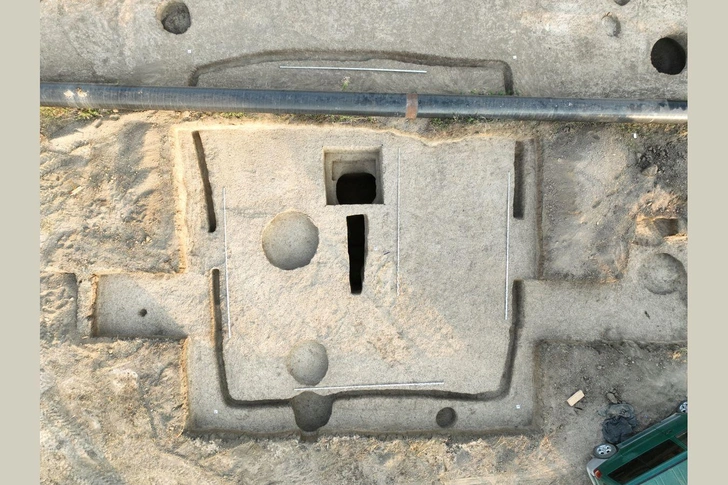 Поселение и могильник Майртупский. Курган VI века, в площади которого фиксируются хозяйственные ямы поселения X–XIII веков | Источник: пресс-служба Института археологии РАН