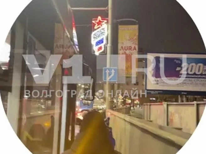 Столкновение троллейбуса маршрута 15а произошло в вечернее время 25 декабря. | Источник: читатели V1.RU
