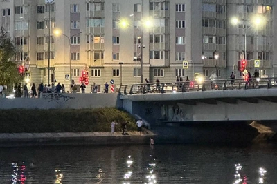 Двое подрались на мосту Кадырова, один упал в Дудергофский канал