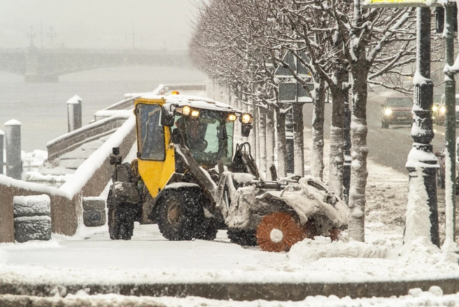 На уборку тротуаров потратят больше трех миллионов рублей | Источник: Михаил Огнев / FONTANKA.RU