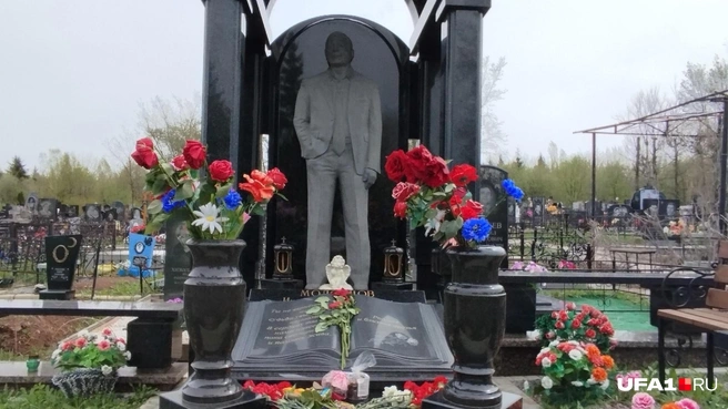 Красные гвоздики символизируют любовь, синие — преданность | Источник: Антон Селиверстов / UFA1.RU