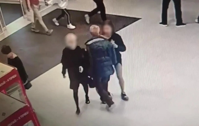 В Петербурге арестован пенсионер. Его обвиняют в нездоровом внимании к девочке в ТЦ | Источник: «Фонтанка.ру»