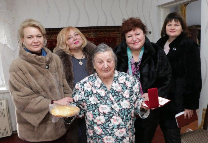 Фото №7 - В Крыму чиновницы в шубах подарили ветеранам по батону хлеба и медальке, но потом попытались «забыть» об этом (фото)