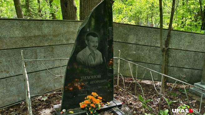 Участок огорожен высоким закрытым забором | Источник: Булат Салихов / UFA1.RU