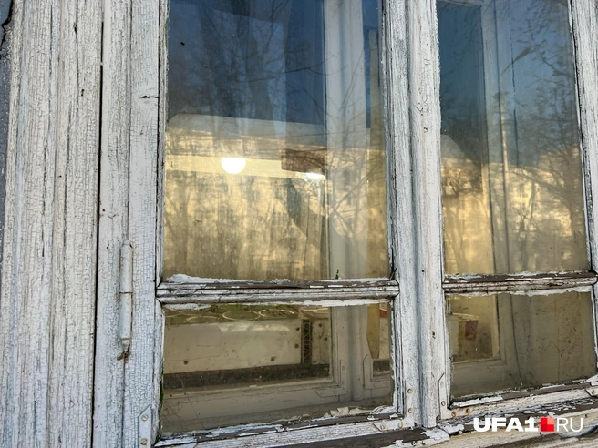 На момент публикации дом частично расселён&nbsp;— в одной из квартир на первом этаже по-прежнему живут люди | Источник: Андрей Бирюков / UFA1.RU