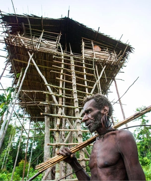 Древолазы-каннибалы: как живут последние первобытные люди на Земле