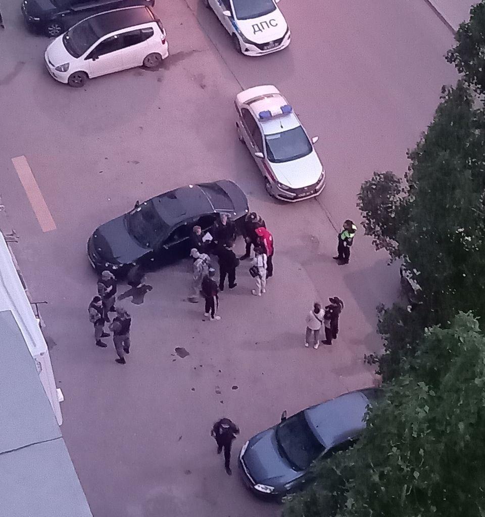 На севере Волгограда судимый мужчина устроил стрельбу у многоквартирного дома