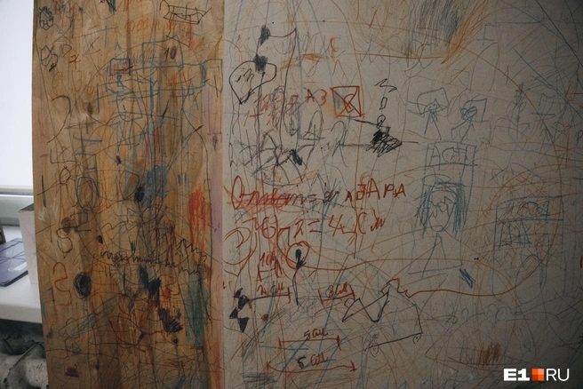 Надписи в коридорах хранят историю семьи | Источник: Кирилл Кушнов / E1.RU