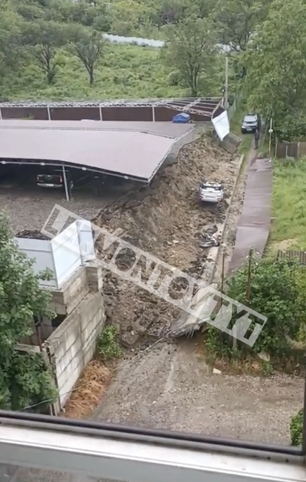 В городе Лермонтов обвалилась подпорная стена | Источник: lermontovtyt / T.me