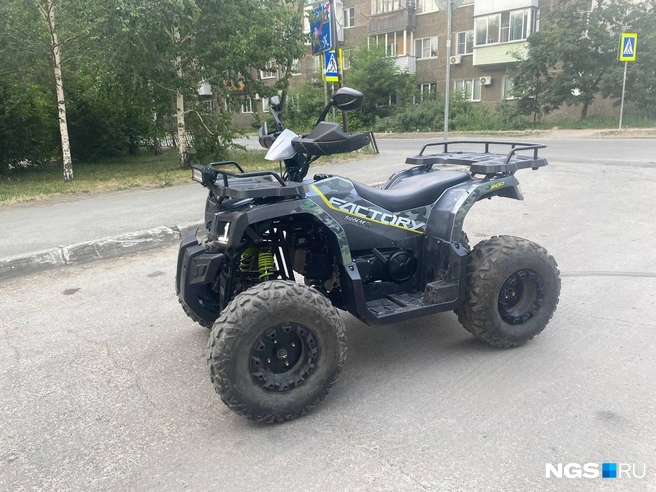 Парень говорит, что не катается по ночам. Впрочем, агрегат издаёт громкий шум как днём, так и вечером | Источник: Эмиль Фукс / NGS.RU