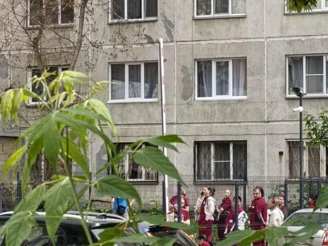 Сотрудники клиники эвакуировались до прибытия пожарных | Источник: читатель 74.RU