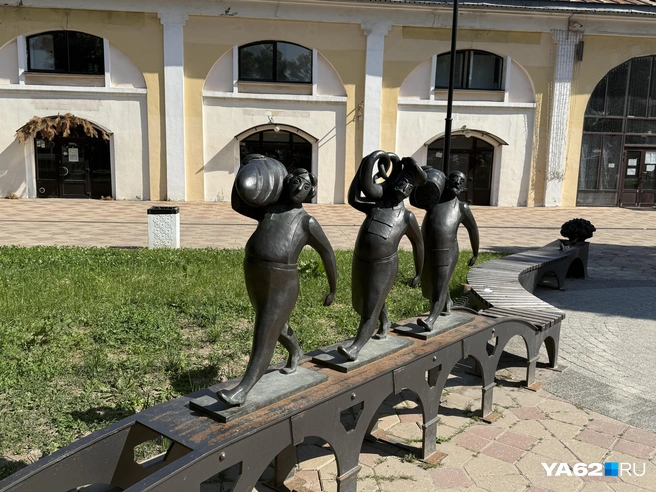 Очень симпатичные скульптуры возле торговых рядов | Источник: Сергей Петунин / YA62.RU