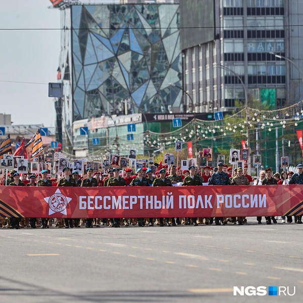 В память о тех, кто участвовал в войне, прошла колонна «Бессмертного полка» | Источник: Александр Ощепков / NGS.RU