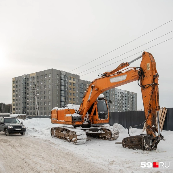 Спецтехника стоит и неподалеку от нового дома | Источник: Василина Любимова / 59.RU