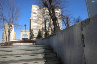 Лестница у «Океана» за 10 млн рублей разрушается после ремонта