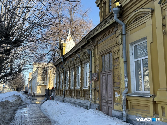 Тут же детский сад и лед мог упасть на детей | Источник: Сергей Петунин / YA62.RU