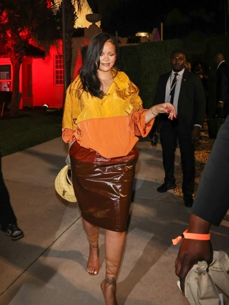 Ветровка и кожаная юбка: универсальный прием сочетания несочетаемого от Рианны | marieclaire.ru