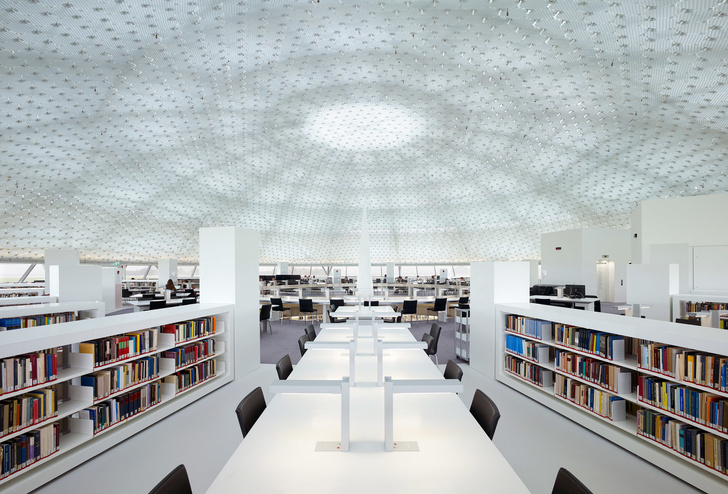 Яркая библиотека по проекту Жана Нувеля (фото 11)
