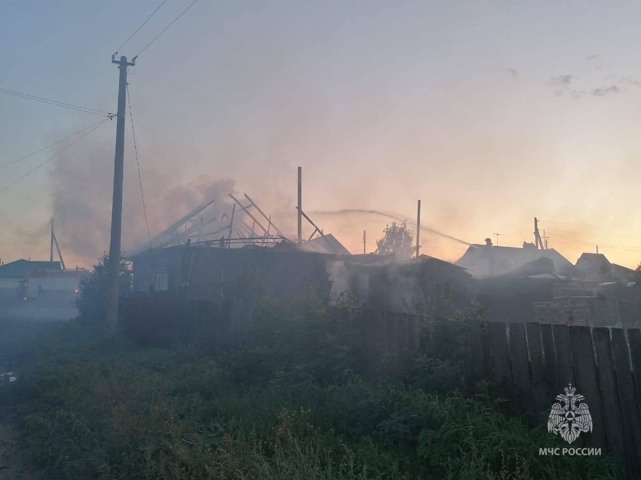 Дом с четырьмя детьми загорелся в Новосибирской области — почему начался  пожар