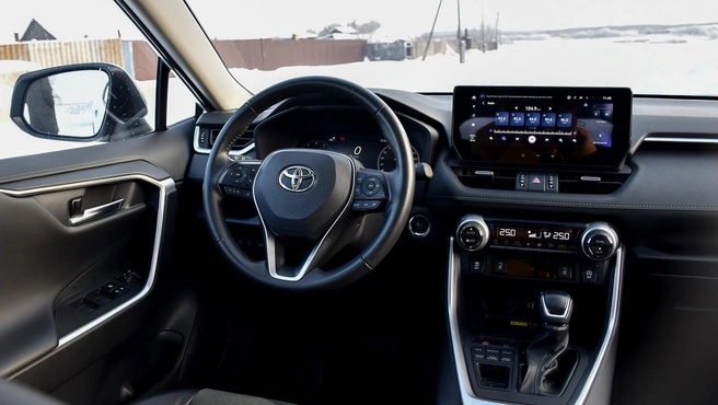 Интерьер Toyota слегка кондовый, но продуман и удобен&nbsp;— чувствуются двадцать лет эволюции | Источник: Артем Краснов