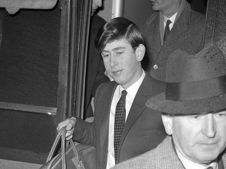 Принц Чарльз по прибытии на ночном поезде на вокзал Юстон в Лондоне из своей школы Гордонстоун, 14 марта 1964