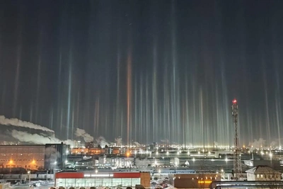 Ночные чудеса: сияние и столбы над Петербургом