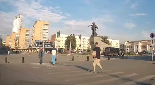 Автомобилист уверен, что никакой реальной помехи пешеходу в сером костюме он не создал. Но штраф получил | Источник: читатель E1.RU