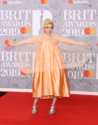 Фото №1 - 15 нелепых нарядов с красной дорожки BRIT Awards