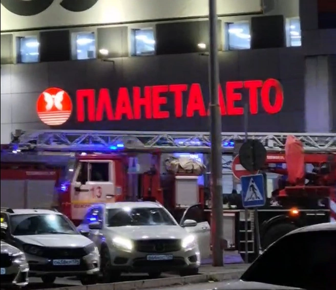 «На втором этаже что-то дымит»: кадры пожарной эвакуации в крупном ТЦ под Волгоградом | Источник: читатели V1.RU