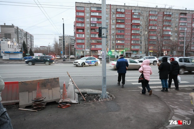Подрядчики, видимо, надеются, что снег не выпадет до Нового года, и это позволит им устранить недоделки | Источник: Михаил Шилкин