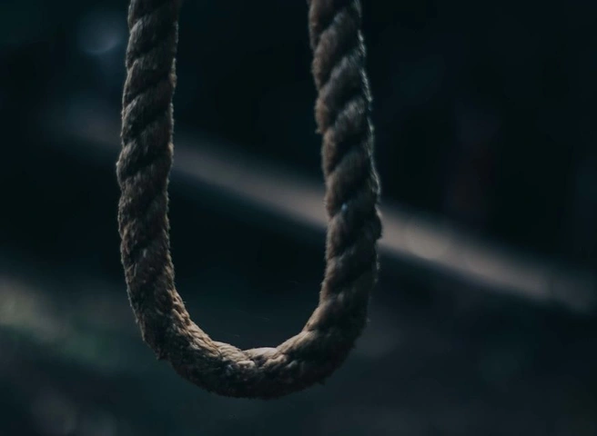 Во дворе рязанской пятиэтажки обнаружили повешенного мужчину | ya62.ru