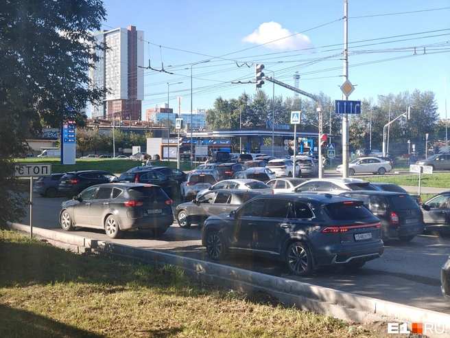 На дороге у АЗС скапливается масса машин | Источник: Кирилл Кушнов / E1.RU