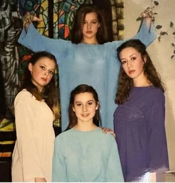 После школьного спектакля. Катерина — вверху | Источник: архив школы № 28