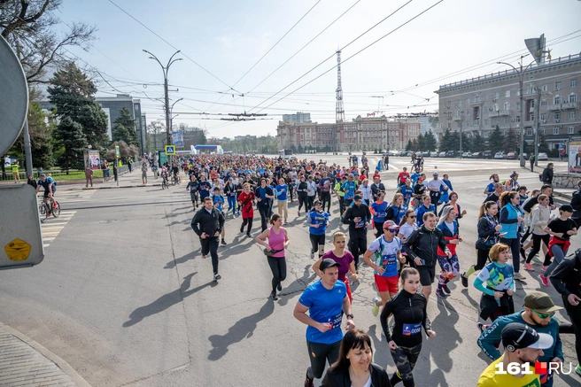 Старт забега был на Театральной площади | Источник: Евгений Вдовин