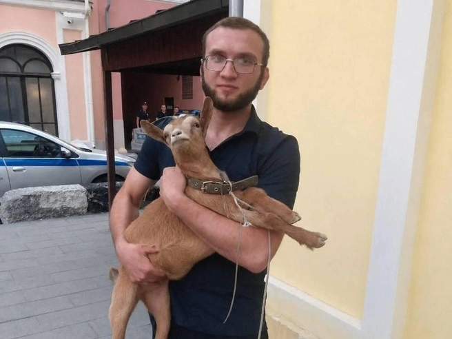 В Москве арестовали мужчину, который гулял по Красной площади с козой | Источник: Вся Москва / T.me