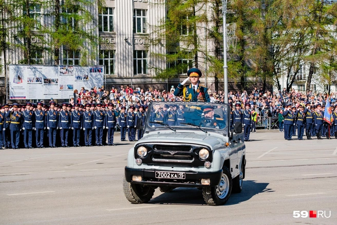 Один из самых зрелищных моментов парада — приветствие военнокомандующих | Источник: Тимофей Калмаков