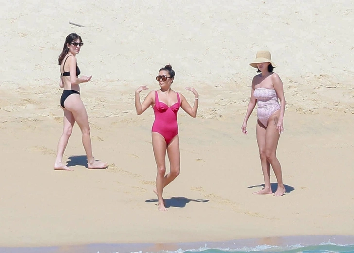 Актриса и певица улетела на отдых с подругами