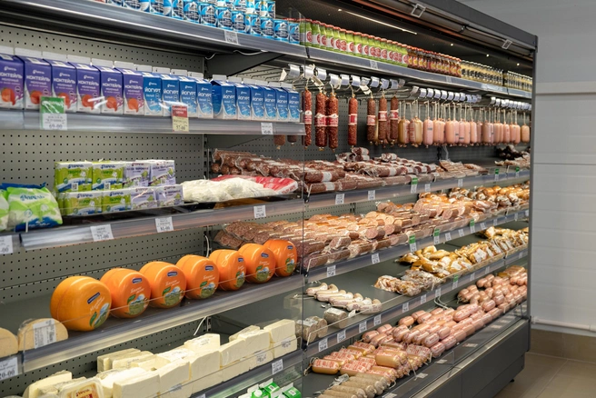 В фирменных магазинах большой выбор молочной продукции, колбас, сосисок и деликатесов | Источник: МПЦ «Апрель»