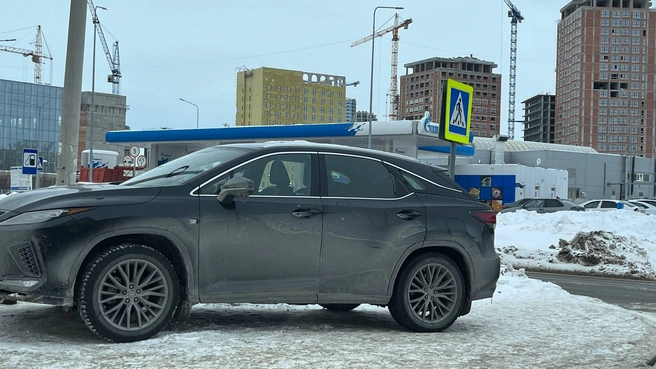 Этот Lexus (госномер О 395 ВС 774) стоит на тротуаре и пешеходном переходе на Макеева, 11. Автор снимка пишет, что он блокировал проход | Источник: читатель 74.RU
