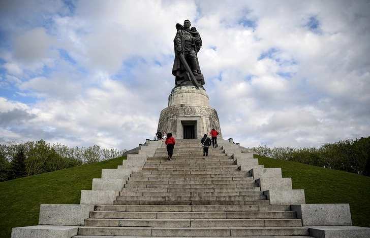 Мемориал со скульптурой «Освободитель» в Трептов-парке. Берлин, 4 мая 2020 года.