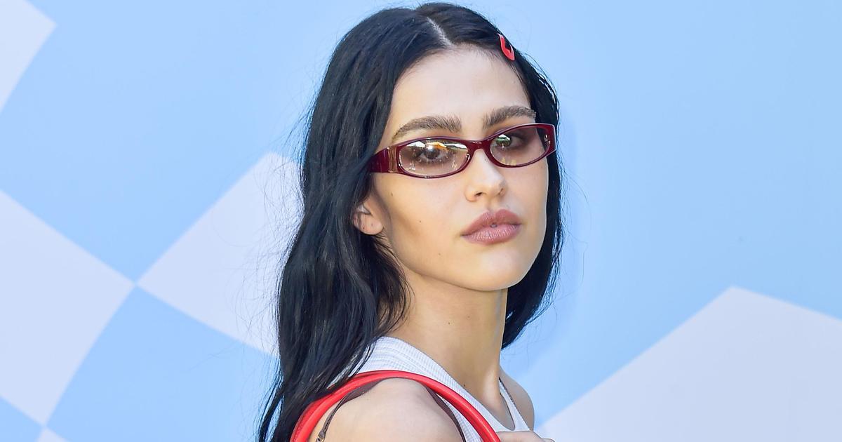 Мечта молодежи: Амелия Грей носит самую модную сумку весны и лета 2024 ...