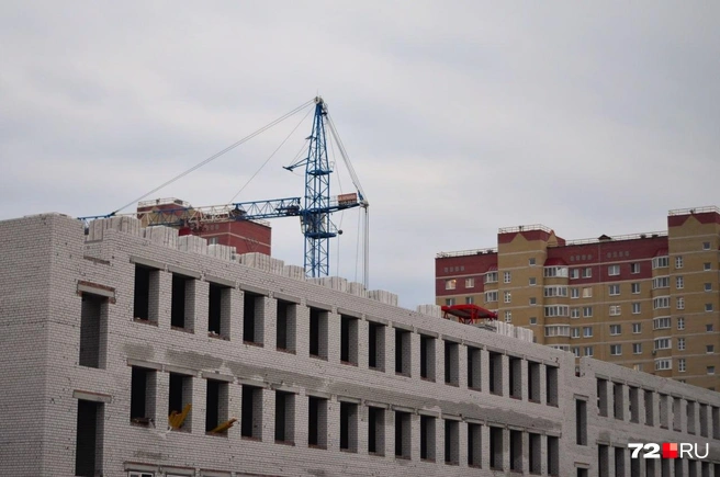 Строящаяся школа на 1200 мест — она должна немного улучшить ситуацию в районе | Источник: Анастасия Давыдова / 72.RU